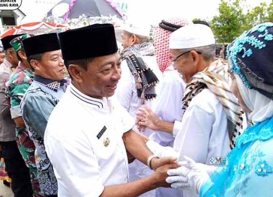 Bupati Murung Raya, Heriyus menyambut jemaah haji asal Murung Raya 2025 di halaman Masjid Agung Al Istiqlal Puruk Cahu, Minggu, 22 Juni 2025.