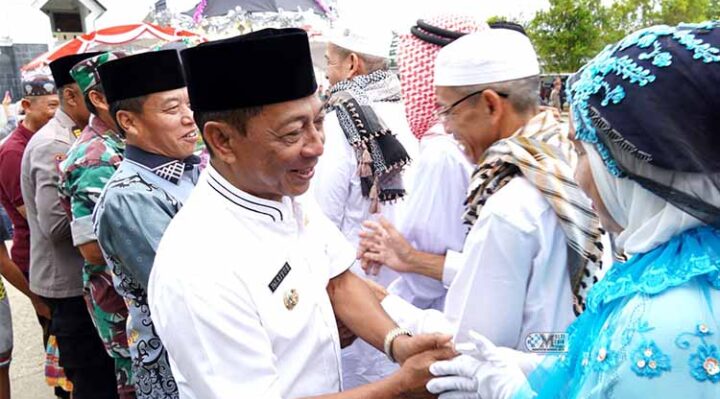 Bupati Murung Raya, Heriyus menyambut jemaah haji asal Murung Raya 2025 di halaman Masjid Agung Al Istiqlal Puruk Cahu, Minggu, 22 Juni 2025.