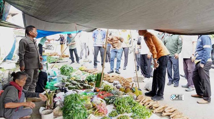 Bupati Murung Raya (Mura), Heriyus, memantau harga bahan pokok di Pasar Pelita Hilir, Kota Puruk Cahu, Jumat, 13 Juni 2025.