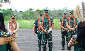 Kedatangan Wakil Kepala Staf Angkatan Darat (Wakasad), Letnan Jenderal TNI Tandyo Budi Revita, di Bandara Dirung, Kecamatan Tanah Siang Selatan, Selasa, 3 Juni 2025.