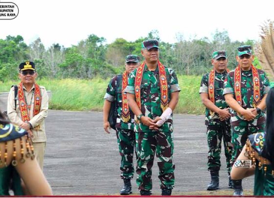 Kedatangan Wakil Kepala Staf Angkatan Darat (Wakasad), Letnan Jenderal TNI Tandyo Budi Revita, di Bandara Dirung, Kecamatan Tanah Siang Selatan, Selasa, 3 Juni 2025.