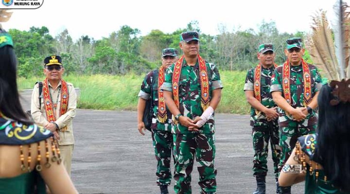 Kedatangan Wakil Kepala Staf Angkatan Darat (Wakasad), Letnan Jenderal TNI Tandyo Budi Revita, di Bandara Dirung, Kecamatan Tanah Siang Selatan, Selasa, 3 Juni 2025.