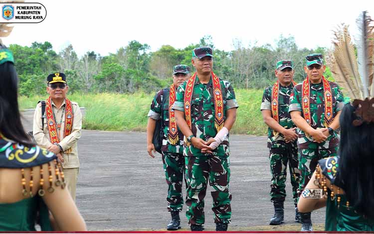 Wakasad TNI Tinjau Rencana Lokasi Latihan Tempur di Murung Raya, Disambut Prosesi Adat Dayak