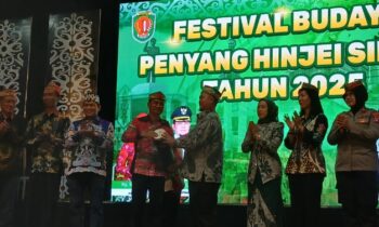 Ketua DPRD Katingan Marwan Susanto bersama Bupati Katingan, Saiful menabuh katambung tanda dimulainya Festival Budaya Penyang Hinje Simpei.