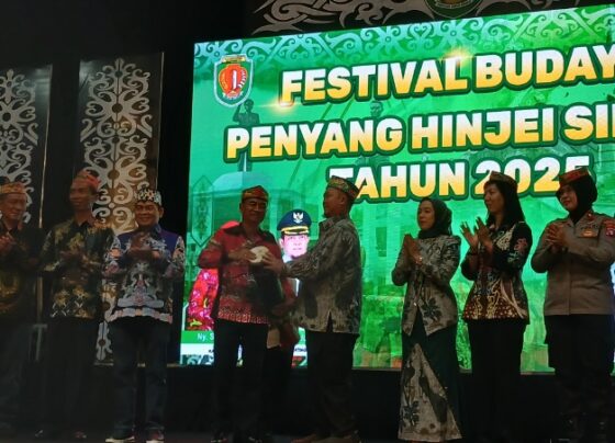 Ketua DPRD Katingan Marwan Susanto bersama Bupati Katingan, Saiful menabuh katambung tanda dimulainya Festival Budaya Penyang Hinje Simpei.