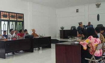 Mediasi Ketiga Masyarakat Desa Tumbang Sapiri dan PT KMA di Kantor DAD Kotim