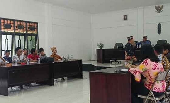 Mediasi Ketiga Masyarakat Desa Tumbang Sapiri dan PT KMA di Kantor DAD Kotim