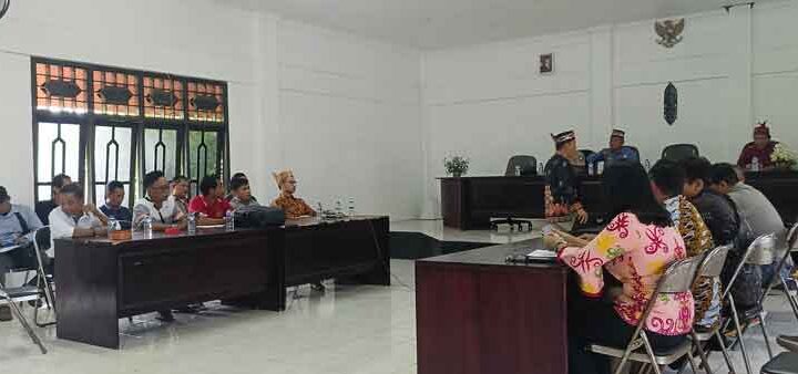 Mediasi Ketiga Masyarakat Desa Tumbang Sapiri dan PT KMA di Kantor DAD Kotim