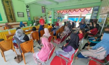 Penandatanganan Fakta Integritas wali murid di SMPN 1 Sampit, 29 Juli 2025.