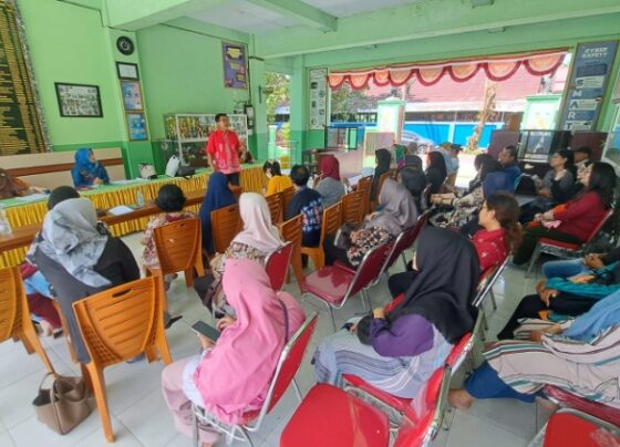 Penandatanganan Fakta Integritas wali murid di SMPN 1 Sampit, 29 Juli 2025.