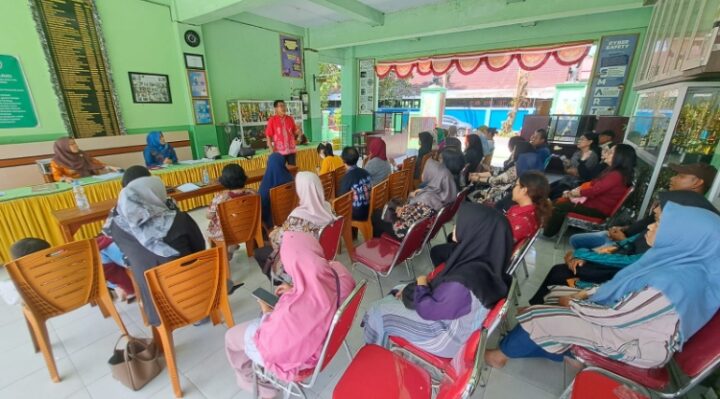 Penandatanganan Fakta Integritas wali murid di SMPN 1 Sampit, 29 Juli 2025.
