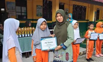 Penyerahan piagam bagi siswa SDN 7 Baamang Hilir yang berprestasi.