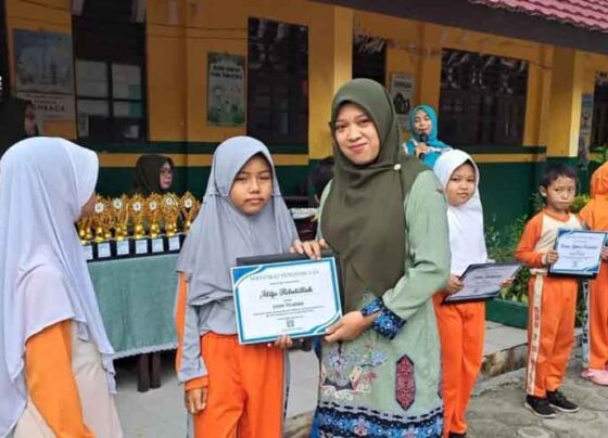Penyerahan piagam bagi siswa SDN 7 Baamang Hilir yang berprestasi.