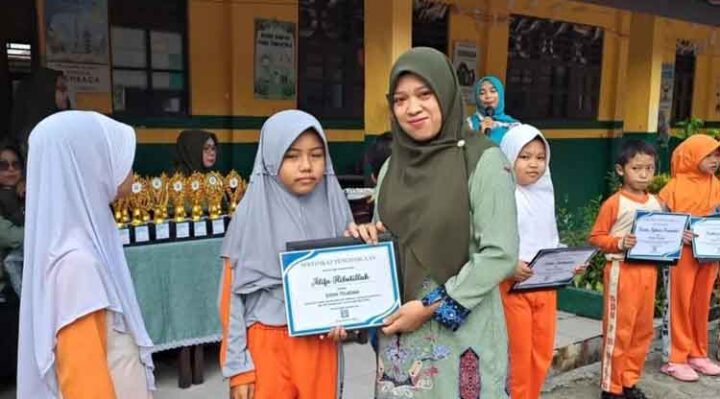 Penyerahan piagam bagi siswa SDN 7 Baamang Hilir yang berprestasi.