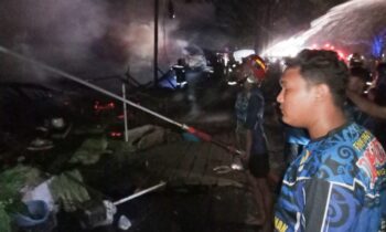 Petugas pemadam kebakaran berjibaku memadamkan api di Pasar Sayur Kereng Bengkirai.