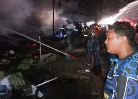 Petugas pemadam kebakaran berjibaku memadamkan api di Pasar Sayur Kereng Bengkirai.