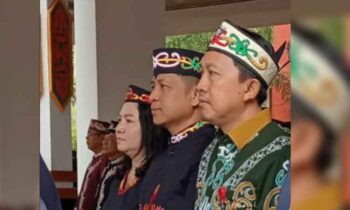 Pimpinan Bank Kalteng Cabang Kasongan, Hendra Loren (dua dari kanan) menghadiri upacara HUT ke 23 Kabupaten Katingan, Senin, 21 Juli 2025