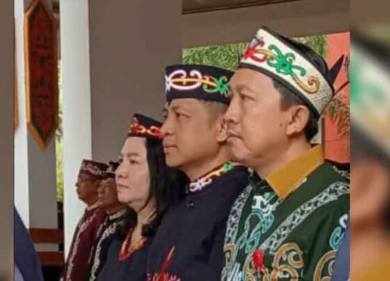 Pimpinan Bank Kalteng Cabang Kasongan, Hendra Loren (dua dari kanan) menghadiri upacara HUT ke 23 Kabupaten Katingan, Senin, 21 Juli 2025