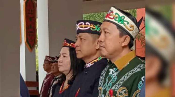 Pimpinan Bank Kalteng Cabang Kasongan, Hendra Loren (dua dari kanan) menghadiri upacara HUT ke 23 Kabupaten Katingan, Senin, 21 Juli 2025