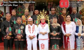 Subandi Foto bersama anggota dewan saat HUT RI (1)