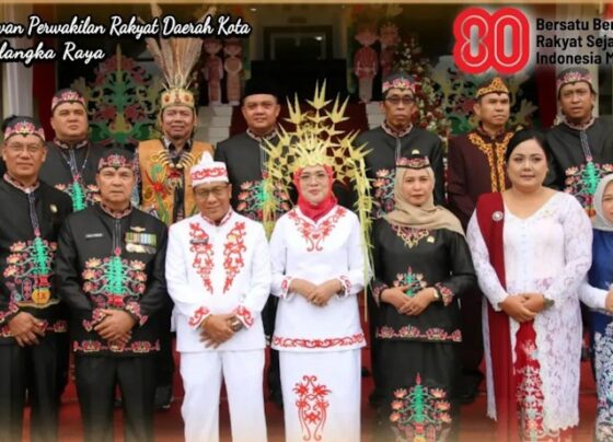 Subandi Foto bersama anggota dewan saat HUT RI (1)