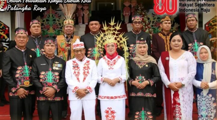 Subandi Foto bersama anggota dewan saat HUT RI (1)