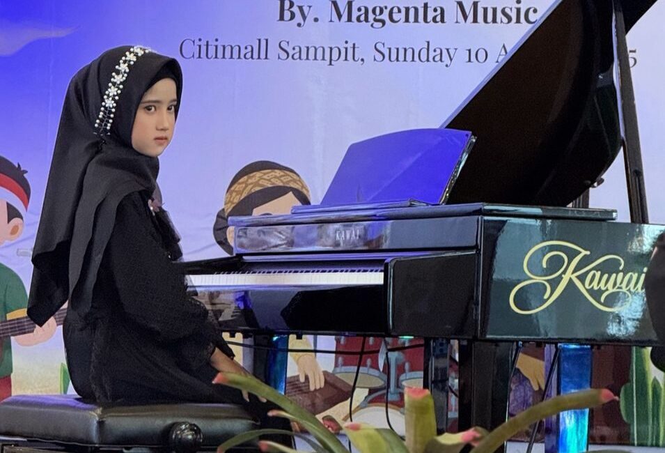Aruna Rizky El Syifa, Pianis Cilik dari SDIT Arafah Sampit Tampil Memukau di Symphony Kemerdekaan 2025