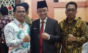 Hap Baperdau (tengah)