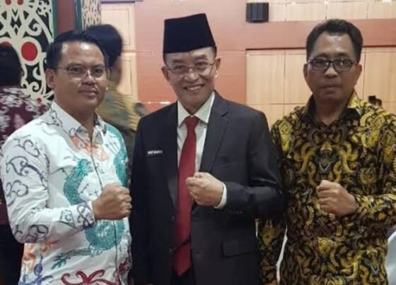 Hap Baperdau (tengah)