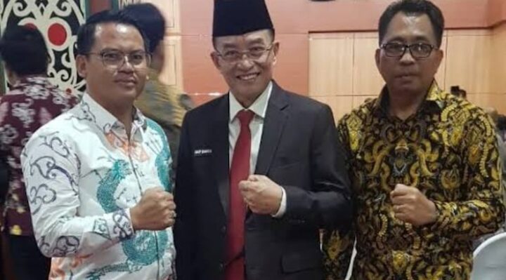 Hap Baperdau (tengah)