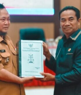 Ketua DPRD Katingan, Marwan Susanto menerima dokumen RAPBD perubahan tahun anggaran 2025 dari Bupati Katingan, Saiful untuk dilakukan pembahasan.
