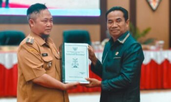 Ketua DPRD Katingan, Marwan Susanto menerima dokumen RAPBD perubahan tahun anggaran 2025 dari Bupati Katingan, Saiful untuk dilakukan pembahasan.