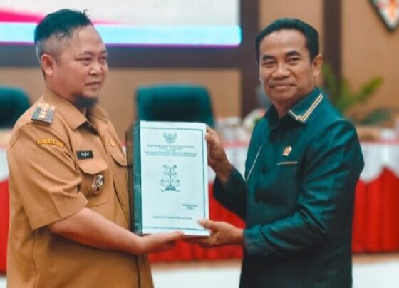 Ketua DPRD Katingan, Marwan Susanto menerima dokumen RAPBD perubahan tahun anggaran 2025 dari Bupati Katingan, Saiful untuk dilakukan pembahasan.