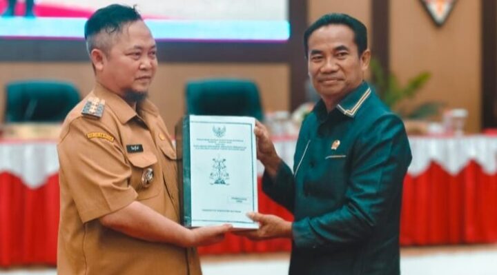 Ketua DPRD Katingan, Marwan Susanto menerima dokumen RAPBD perubahan tahun anggaran 2025 dari Bupati Katingan, Saiful untuk dilakukan pembahasan.