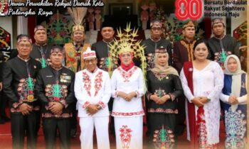 Subandi Foto bersama anggota dewan saat HUT RI (1)