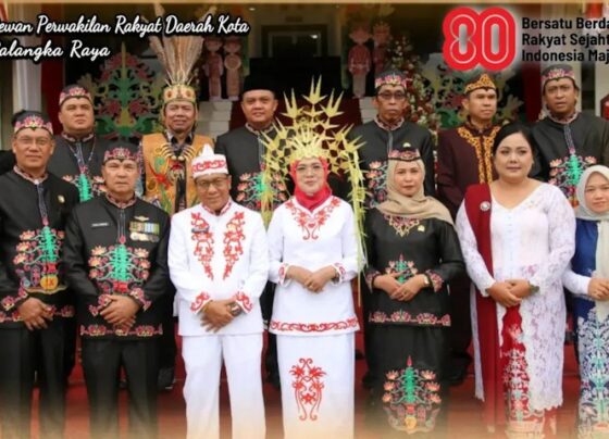 Subandi Foto bersama anggota dewan saat HUT RI (1)