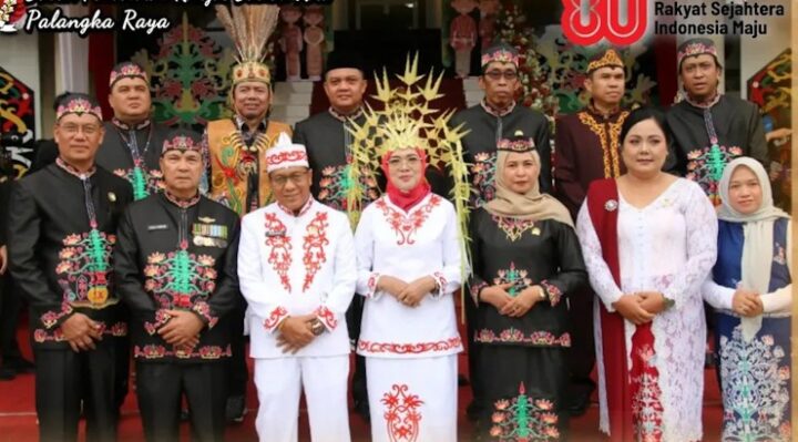 Subandi Foto bersama anggota dewan saat HUT RI (1)
