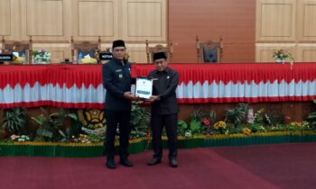 Subandi menyerahkan dokumen kepada wakil walikota