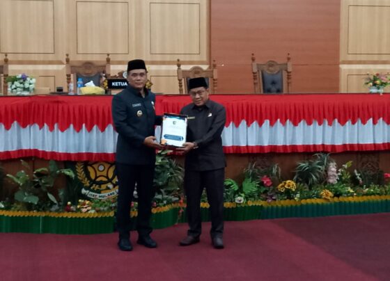 Subandi menyerahkan dokumen kepada wakil walikota