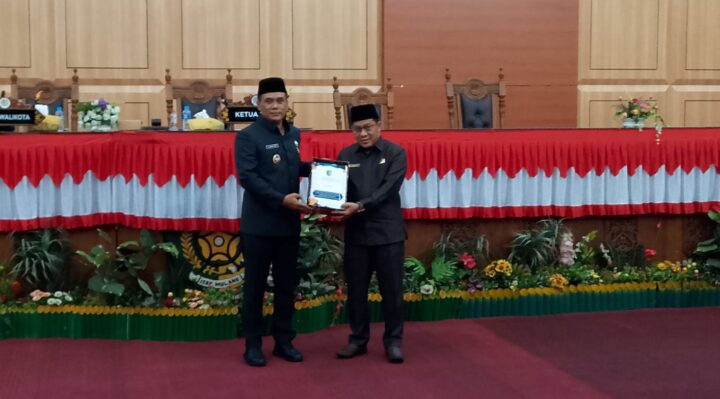 Subandi menyerahkan dokumen kepada wakil walikota