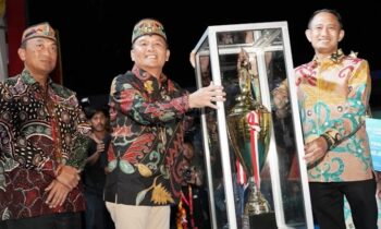 Walikota menerima piala FBIM dari Gubernnur