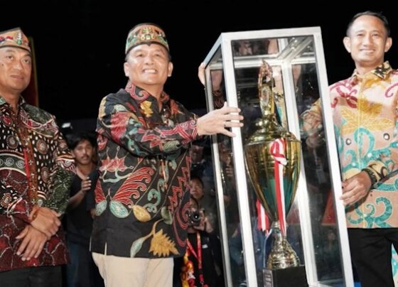 Walikota menerima piala FBIM dari Gubernnur