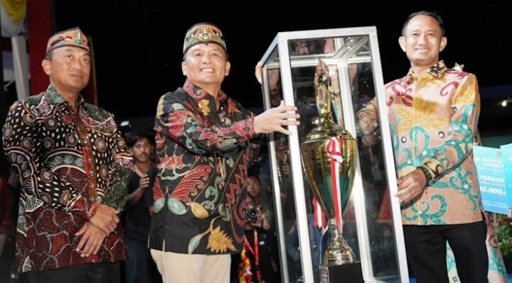 Walikota menerima piala FBIM dari Gubernnur