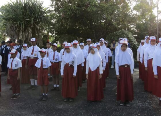 Pelajar yang mengikuti upacara kemerdekaan di Disdik Kotim.