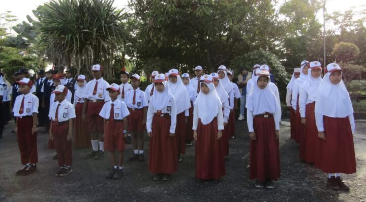 Pelajar yang mengikuti upacara kemerdekaan di Disdik Kotim.