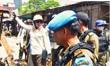 Keterangan Foto: Tim gabungan dari Satpol PP, Kepolisian, TNI, Dinas Perhubungan, Dinas Lingkungan Hidup, dan instansi lainnya melaksanakan penertiban serta penataan Pasar Kereng Pangi Hampalit. Foto: Istimewa