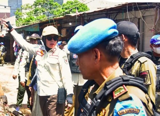 Keterangan Foto: Tim gabungan dari Satpol PP, Kepolisian, TNI, Dinas Perhubungan, Dinas Lingkungan Hidup, dan instansi lainnya melaksanakan penertiban serta penataan Pasar Kereng Pangi Hampalit. Foto: Istimewa