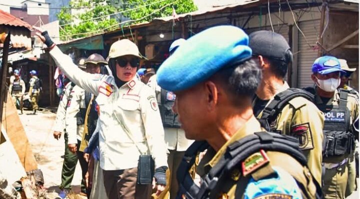 Keterangan Foto: Tim gabungan dari Satpol PP, Kepolisian, TNI, Dinas Perhubungan, Dinas Lingkungan Hidup, dan instansi lainnya melaksanakan penertiban serta penataan Pasar Kereng Pangi Hampalit. Foto: Istimewa