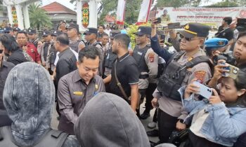 Ketua DPRD Kotawaringin Timur (Kotim) Rimbun saat temui masa aksi.