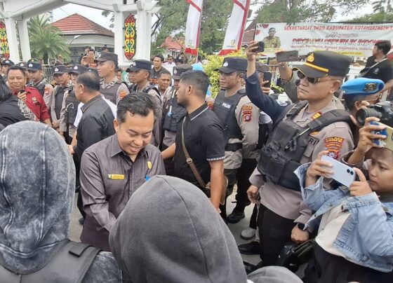 Ketua DPRD Kotawaringin Timur (Kotim) Rimbun saat temui masa aksi.